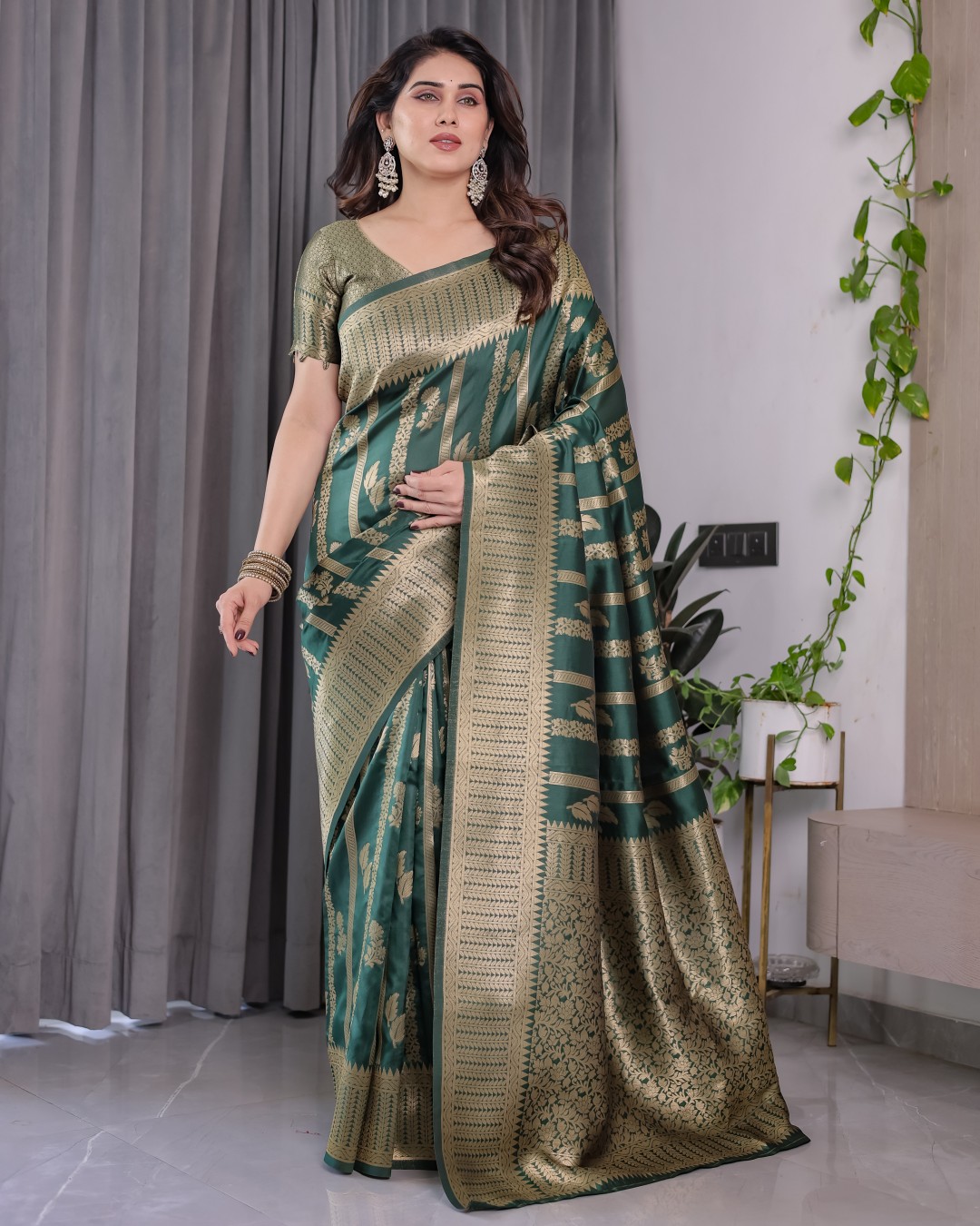 Pure Kanjivaram Silk Saree with Gold Striped Floral Pallu & Heavy Zari Border | 5.5m Saree + 0.8m Jacquard Blouse Piece(Pack of 1)