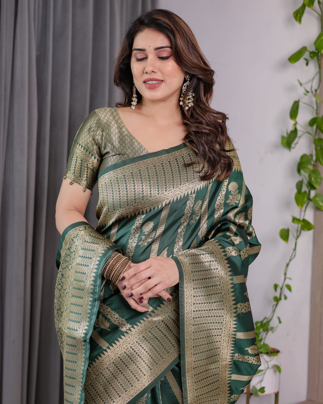 Pure Kanjivaram Silk Saree with Gold Striped Floral Pallu & Heavy Zari Border | 5.5m Saree + 0.8m Jacquard Blouse Piece(Pack of 1)