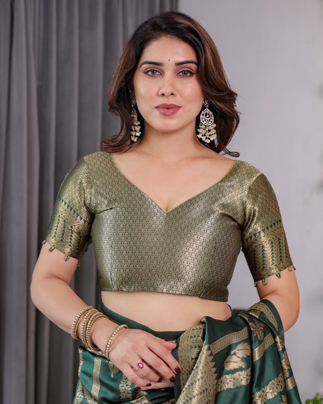 Pure Kanjivaram Silk Saree with Gold Striped Floral Pallu & Heavy Zari Border | 5.5m Saree + 0.8m Jacquard Blouse Piece(Pack of 1)