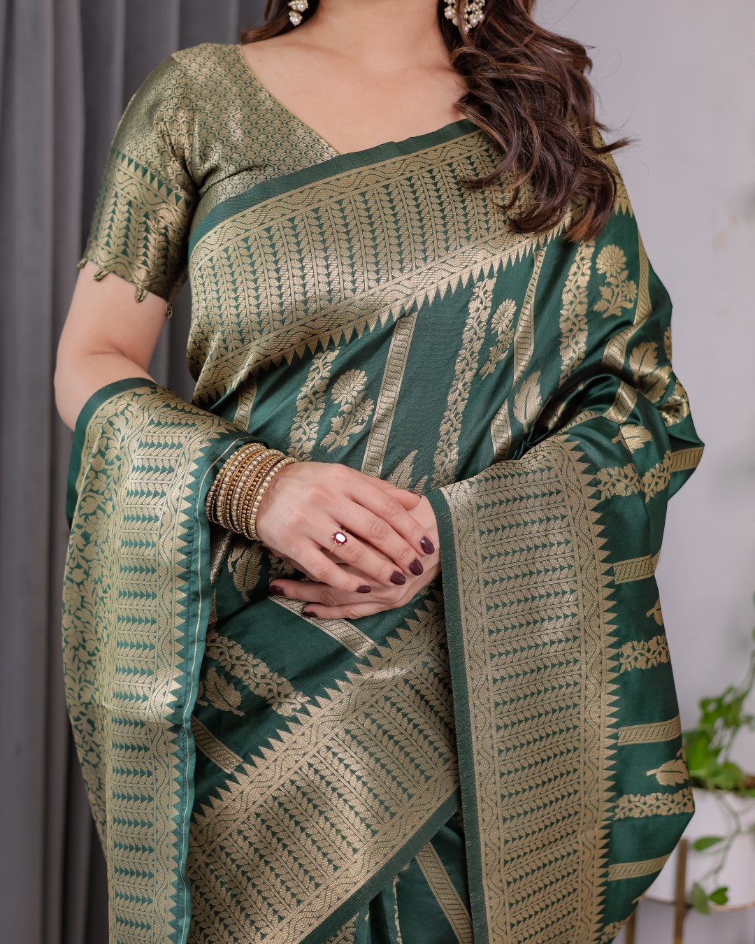 Pure Kanjivaram Silk Saree with Gold Striped Floral Pallu & Heavy Zari Border | 5.5m Saree + 0.8m Jacquard Blouse Piece(Pack of 1)