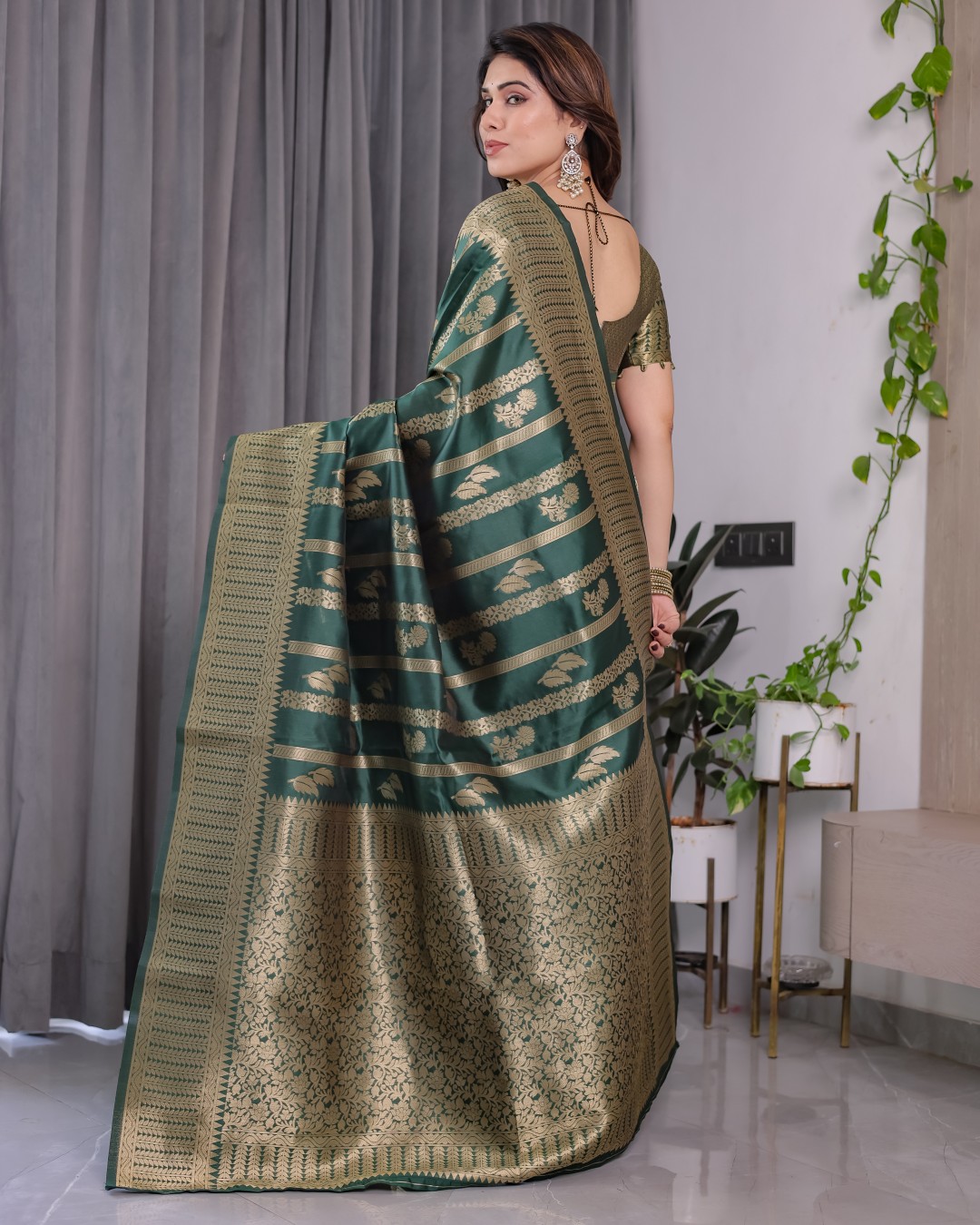 Pure Kanjivaram Silk Saree with Gold Striped Floral Pallu & Heavy Zari Border | 5.5m Saree + 0.8m Jacquard Blouse Piece(Pack of 1)