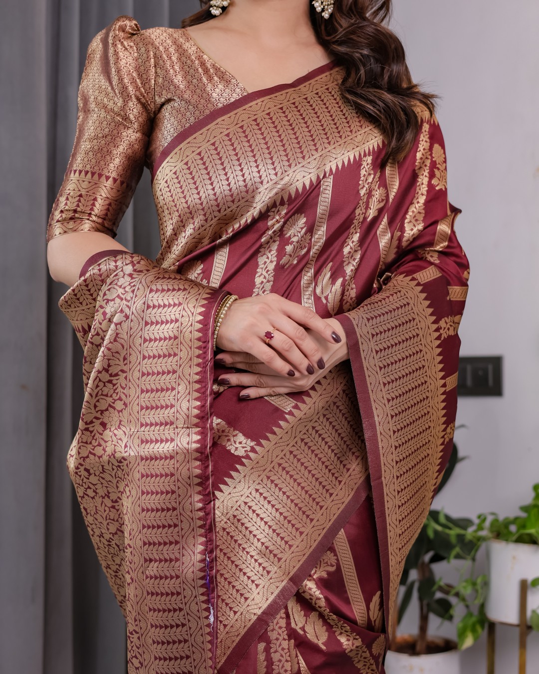 Pure Kanjivaram Silk Saree with Gold Striped Floral Pallu & Heavy Zari Border | 5.5m Saree + 0.8m Jacquard Blouse Piece(Pack of 1)