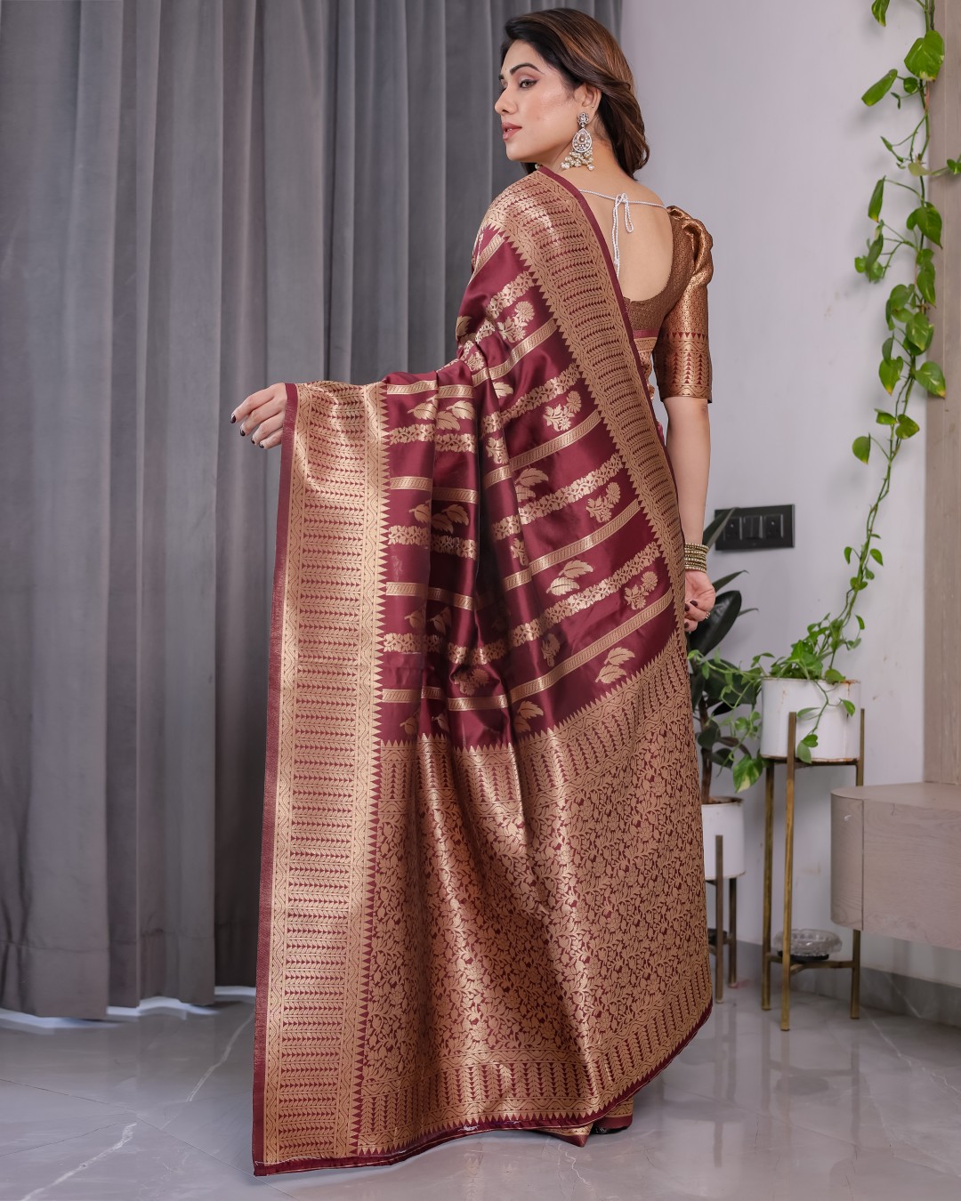Pure Kanjivaram Silk Saree with Gold Striped Floral Pallu & Heavy Zari Border | 5.5m Saree + 0.8m Jacquard Blouse Piece(Pack of 1)
