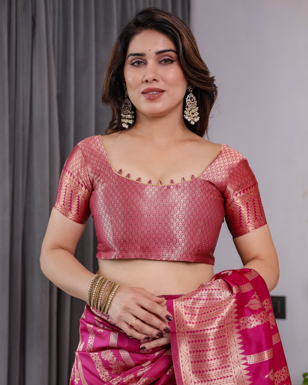 Pure Kanjivaram Silk Saree with Gold Striped Floral Pallu & Heavy Zari Border | 5.5m Saree + 0.8m Jacquard Blouse Piece(Pack of 1)