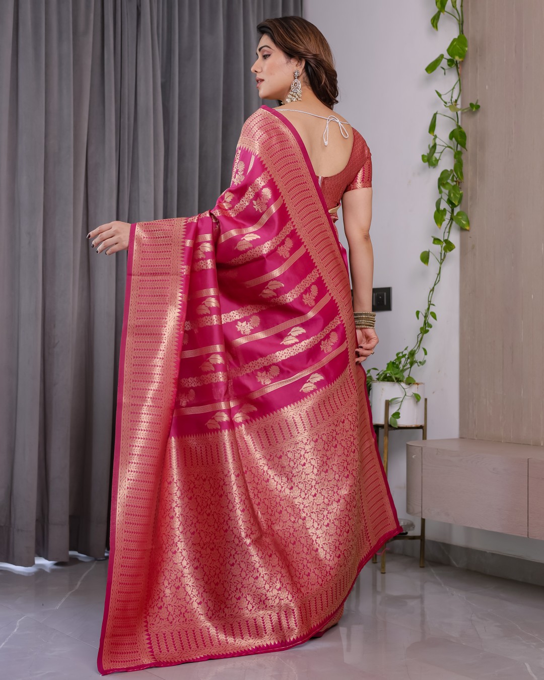 Pure Kanjivaram Silk Saree with Gold Striped Floral Pallu & Heavy Zari Border | 5.5m Saree + 0.8m Jacquard Blouse Piece(Pack of 1)