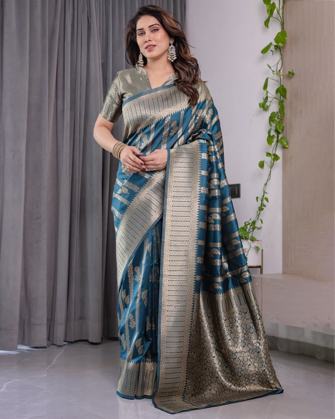 Pure Kanjivaram Silk Saree with Gold Striped Floral Pallu & Heavy Zari Border | 5.5m Saree + 0.8m Jacquard Blouse Piece(Pack of 1)