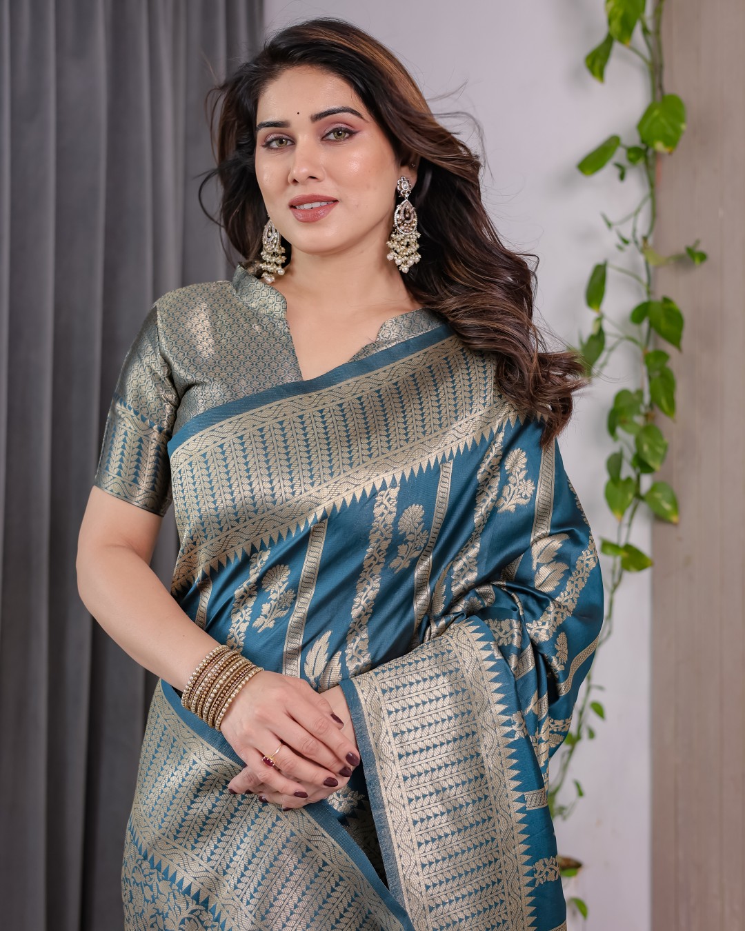 Pure Kanjivaram Silk Saree with Gold Striped Floral Pallu & Heavy Zari Border | 5.5m Saree + 0.8m Jacquard Blouse Piece(Pack of 1)