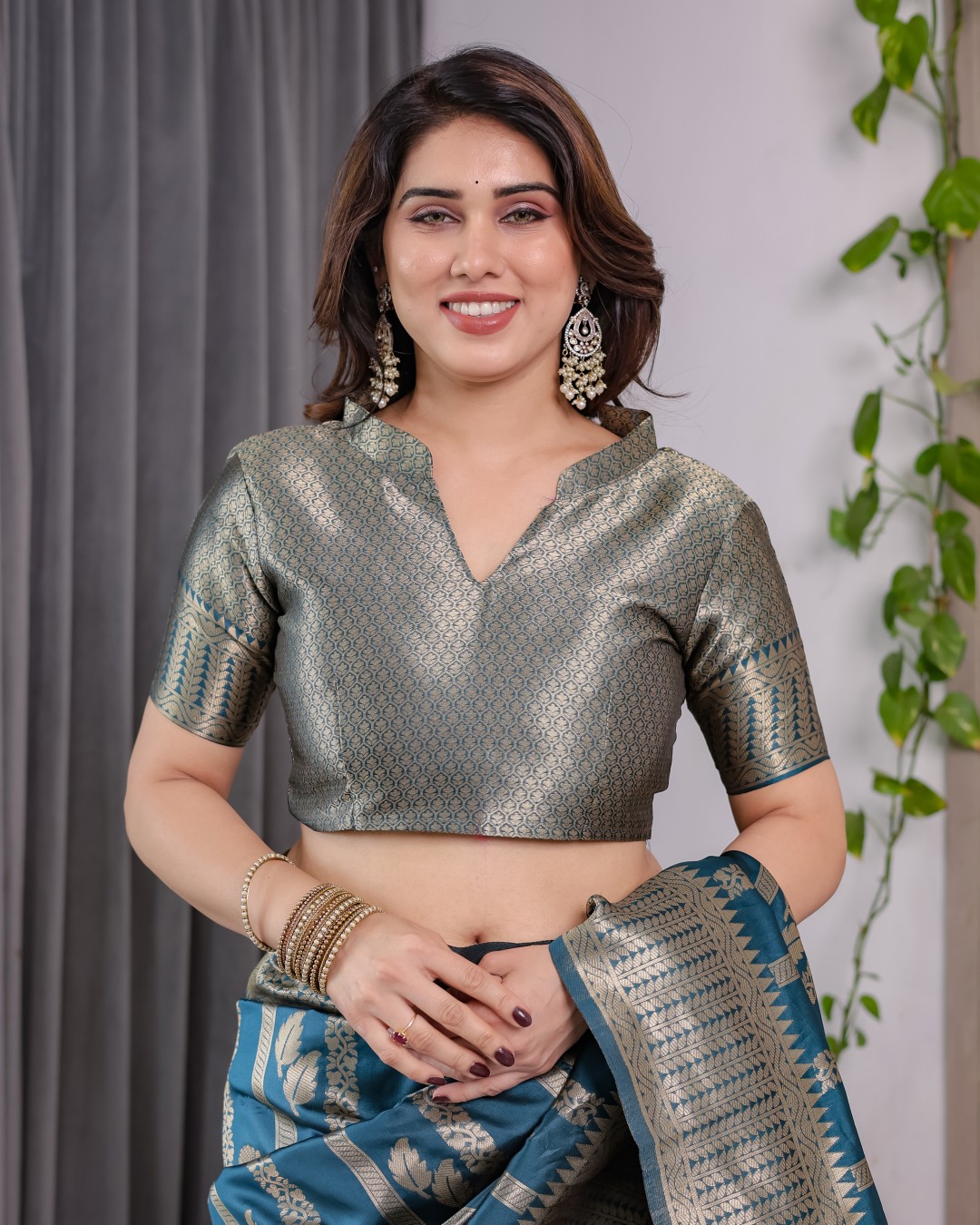 Pure Kanjivaram Silk Saree with Gold Striped Floral Pallu & Heavy Zari Border | 5.5m Saree + 0.8m Jacquard Blouse Piece(Pack of 1)