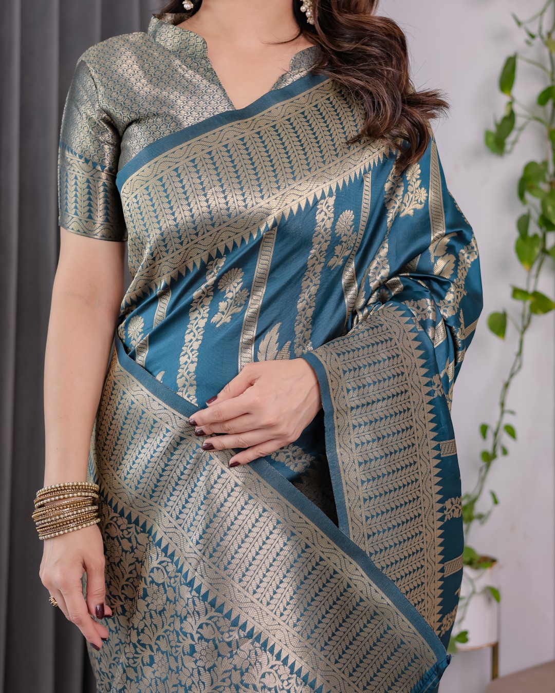 Pure Kanjivaram Silk Saree with Gold Striped Floral Pallu & Heavy Zari Border | 5.5m Saree + 0.8m Jacquard Blouse Piece(Pack of 1)