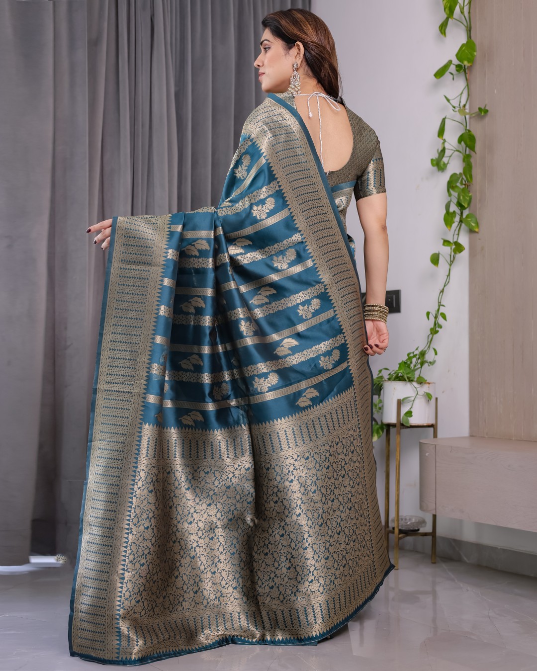 Pure Kanjivaram Silk Saree with Gold Striped Floral Pallu & Heavy Zari Border | 5.5m Saree + 0.8m Jacquard Blouse Piece(Pack of 1)