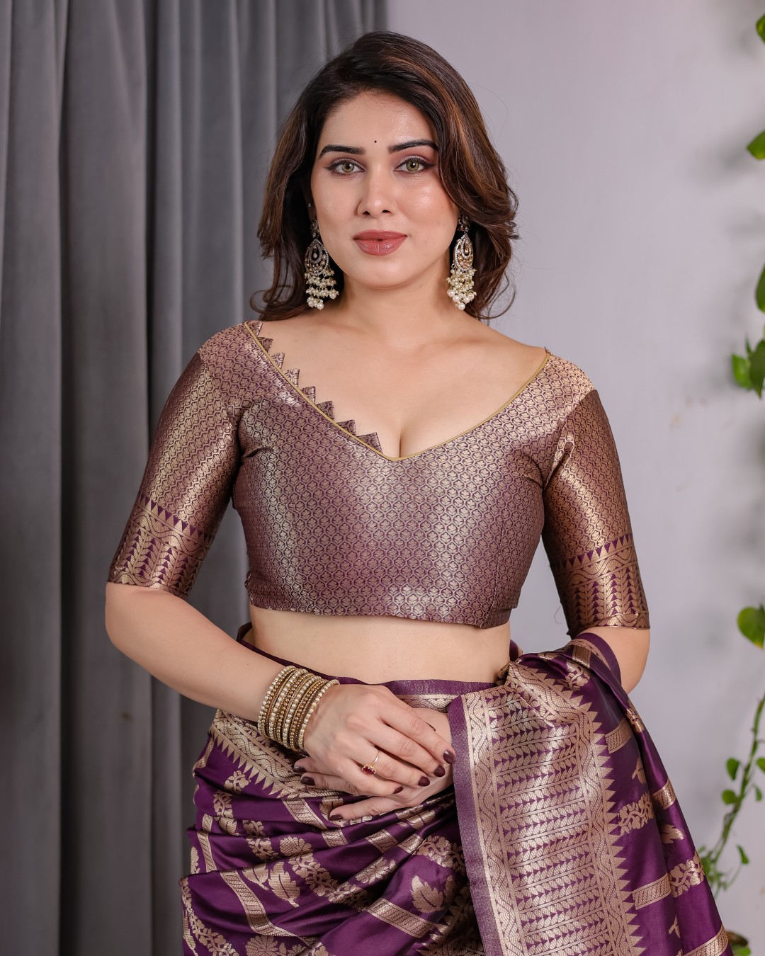 Pure Kanjivaram Silk Saree with Gold Striped Floral Pallu & Heavy Zari Border | 5.5m Saree + 0.8m Jacquard Blouse Piece(Pack of 1)