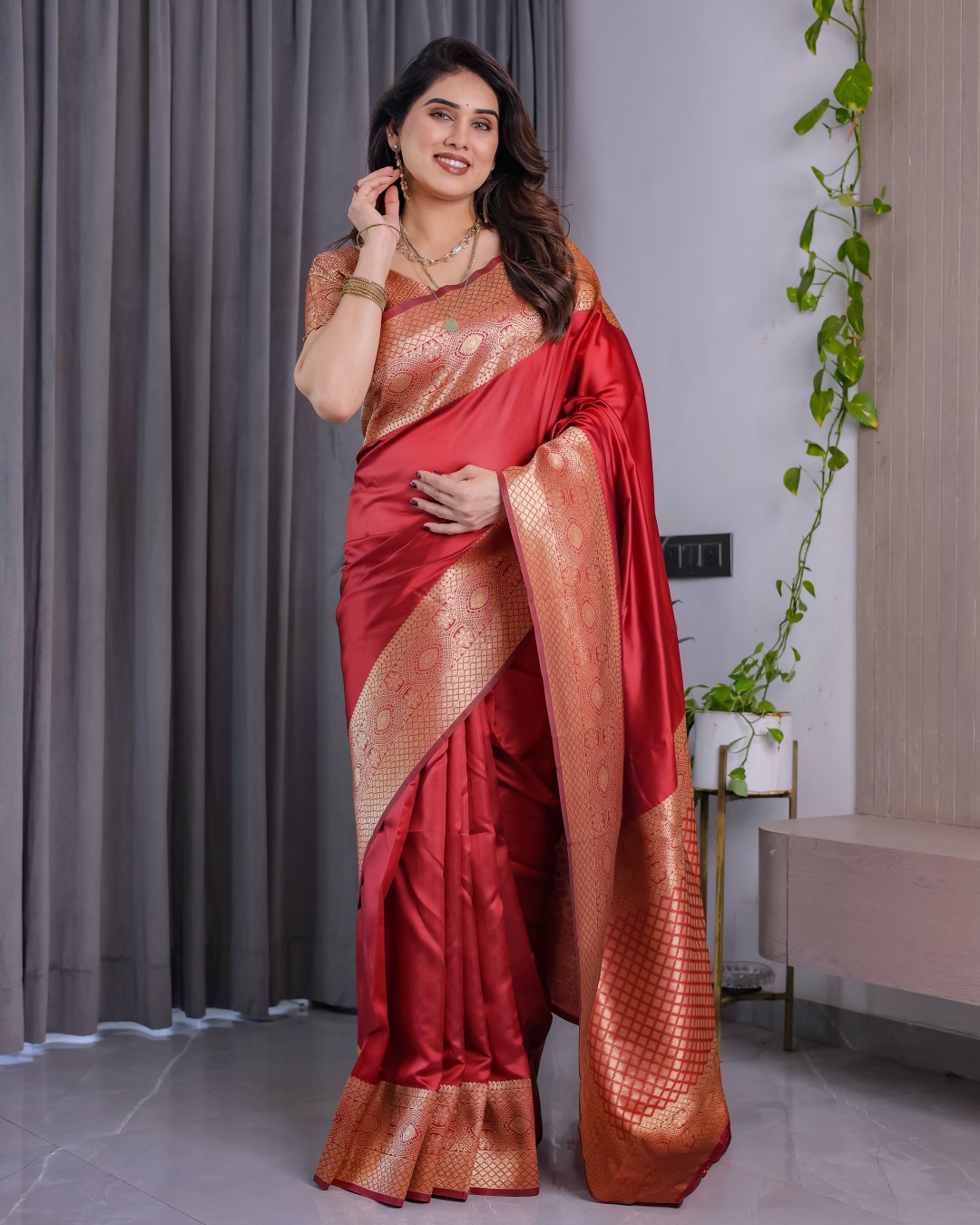 Pure Kanjivaram Silk Saree with Floral Golden Zari Border & Blouse – 5.5m Saree + 0.8m Blouse Piece(Pack of 1)