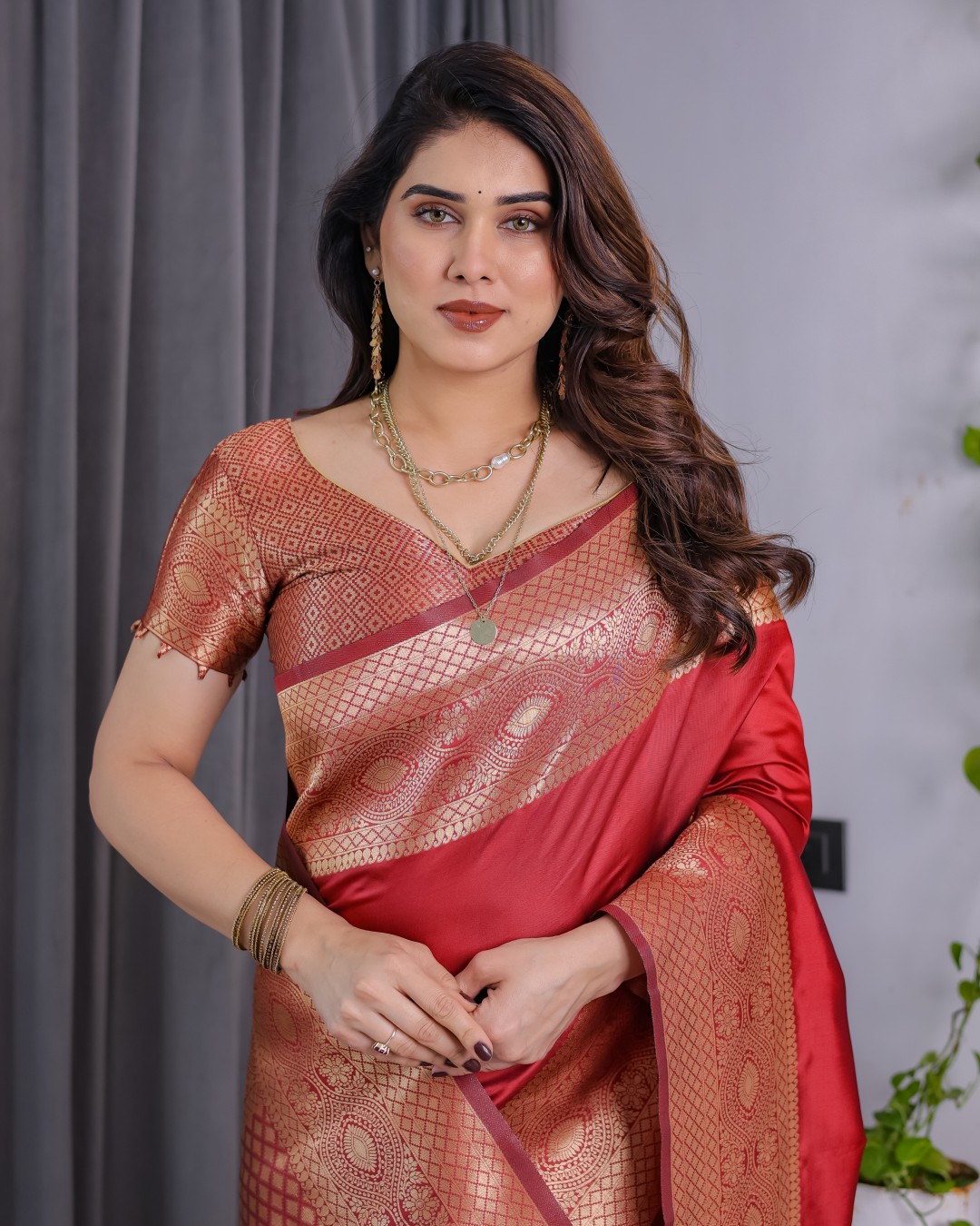 Pure Kanjivaram Silk Saree with Floral Golden Zari Border & Blouse – 5.5m Saree + 0.8m Blouse Piece(Pack of 1)