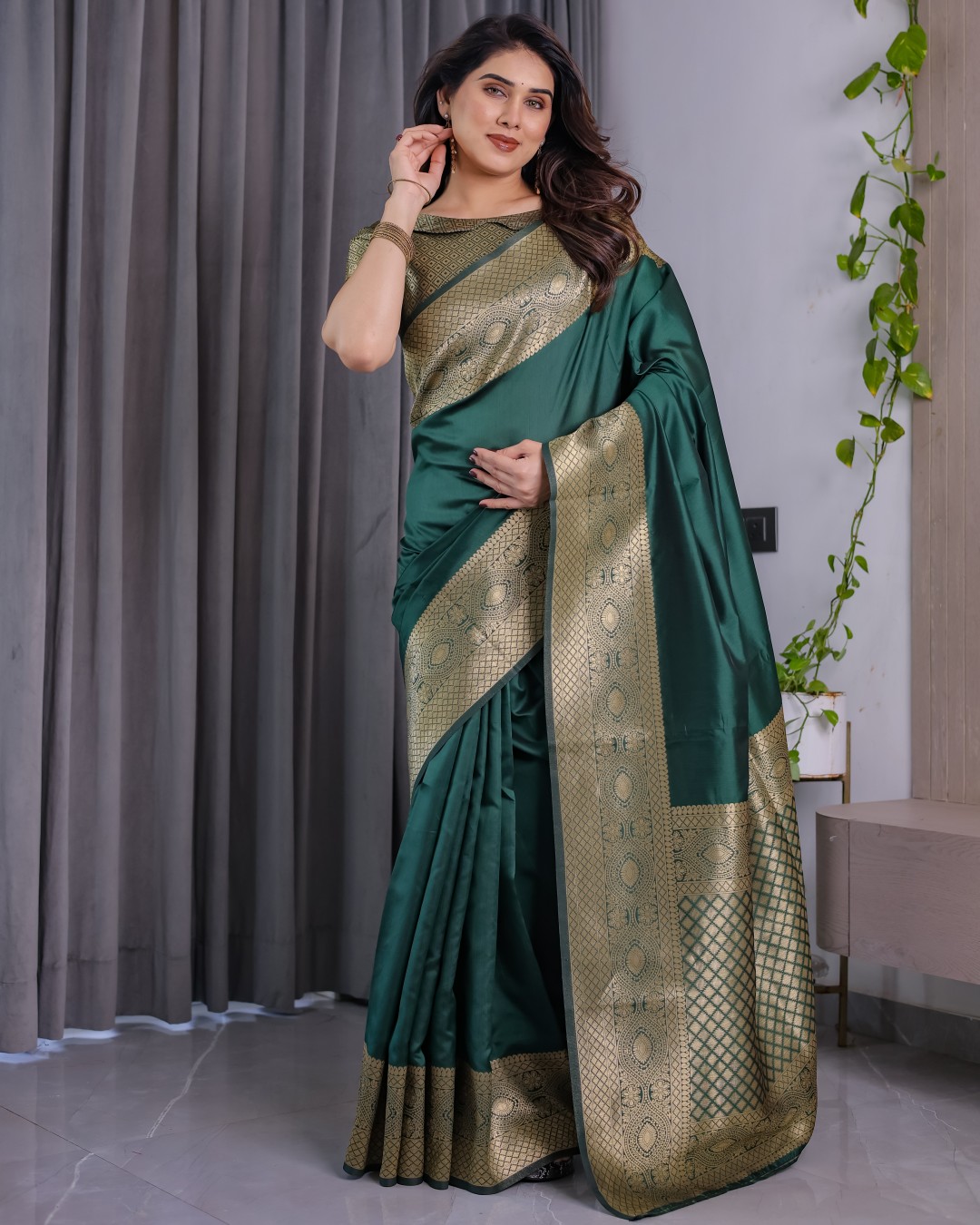 Pure Kanjivaram Silk Saree with Floral Golden Zari Border & Blouse – 5.5m Saree + 0.8m Blouse Piece(Pack of 1)