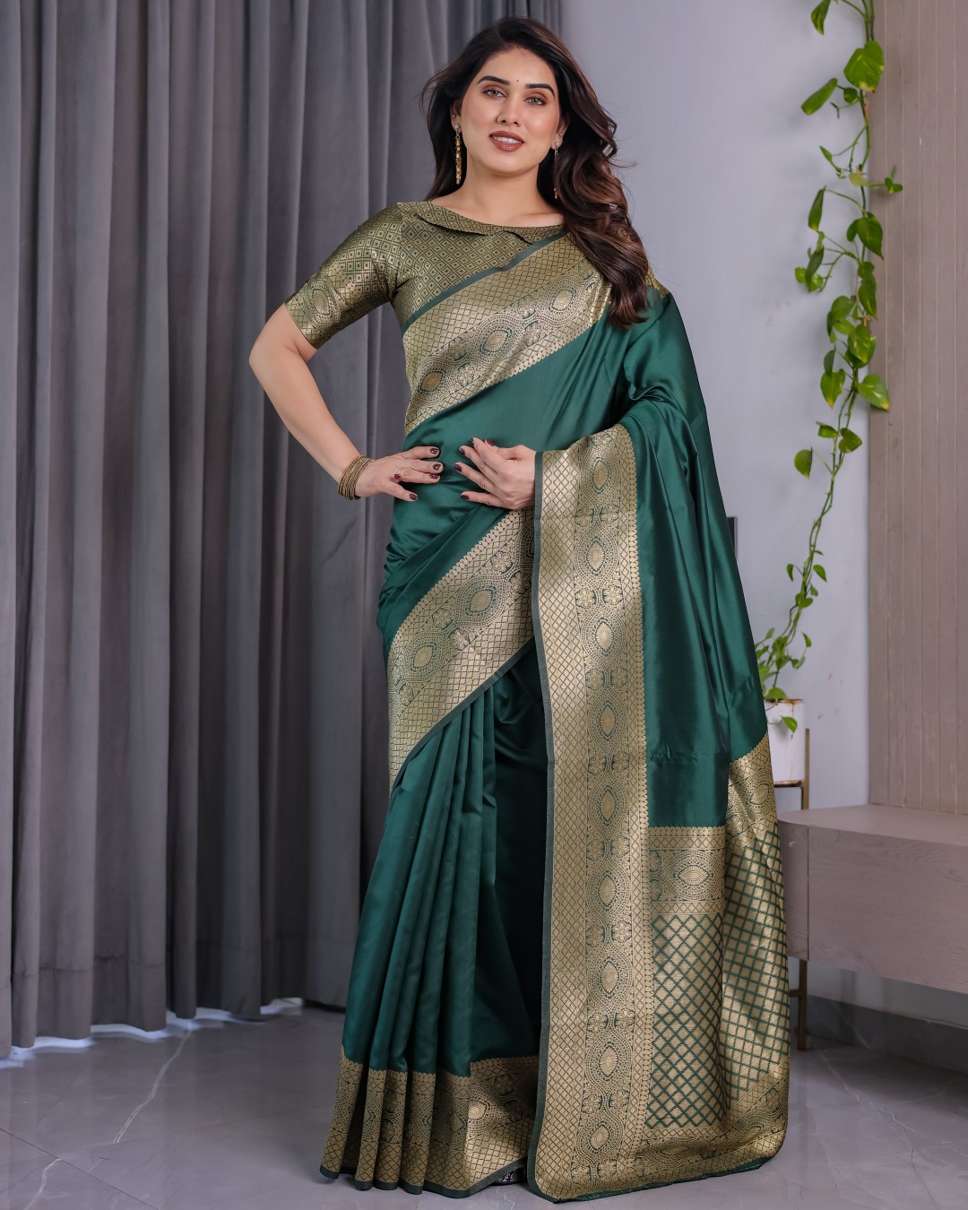 Pure Kanjivaram Silk Saree with Floral Golden Zari Border & Blouse – 5.5m Saree + 0.8m Blouse Piece(Pack of 1)