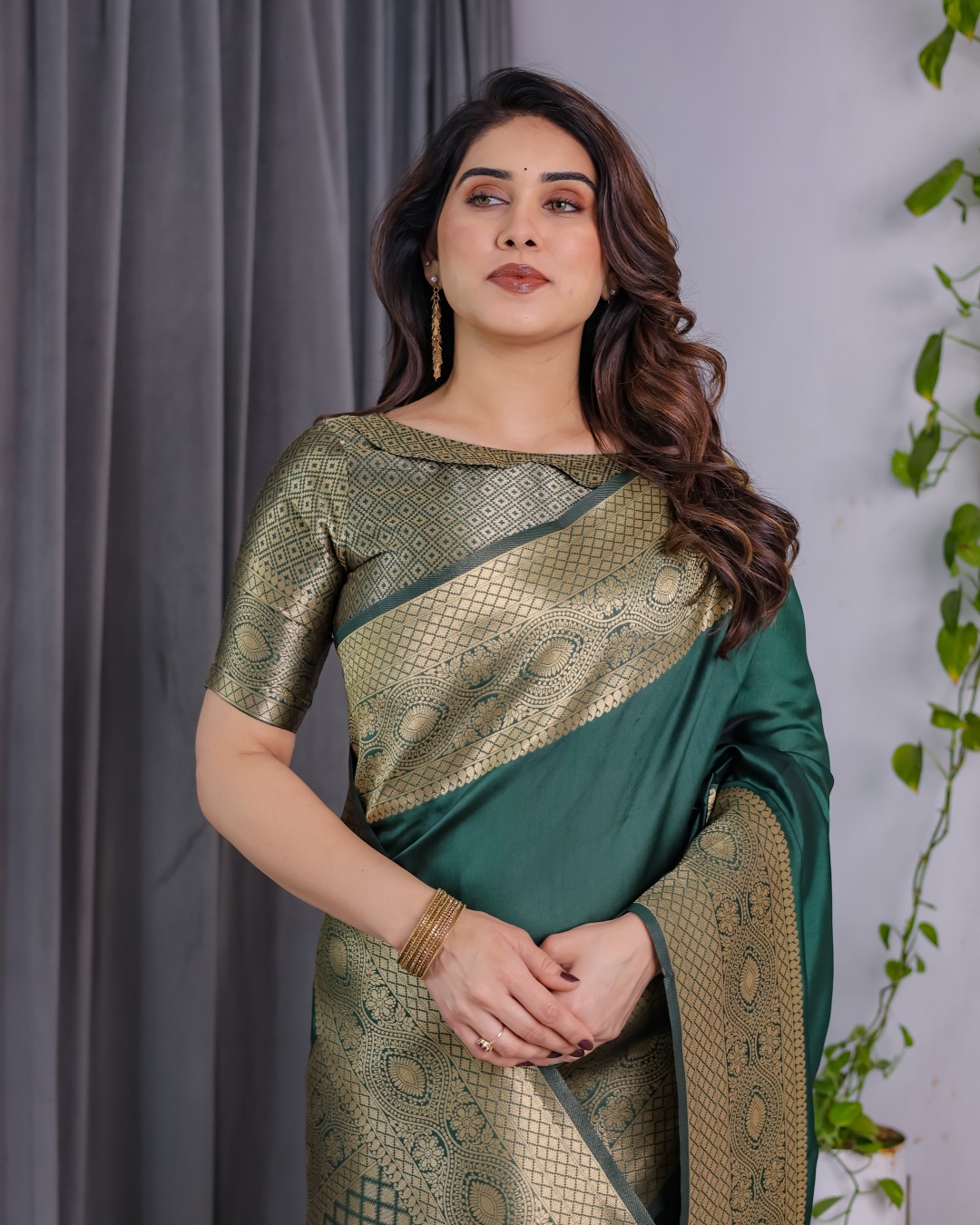 Pure Kanjivaram Silk Saree with Floral Golden Zari Border & Blouse – 5.5m Saree + 0.8m Blouse Piece(Pack of 1)