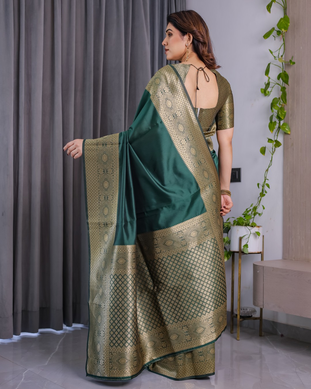 Pure Kanjivaram Silk Saree with Floral Golden Zari Border & Blouse – 5.5m Saree + 0.8m Blouse Piece(Pack of 1)