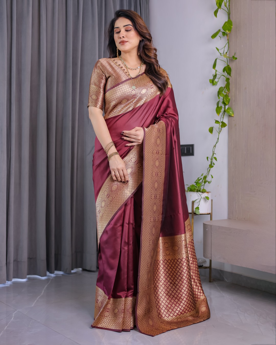 Pure Kanjivaram Silk Saree with Floral Golden Zari Border & Blouse – 5.5m Saree + 0.8m Blouse Piece(Pack of 1)