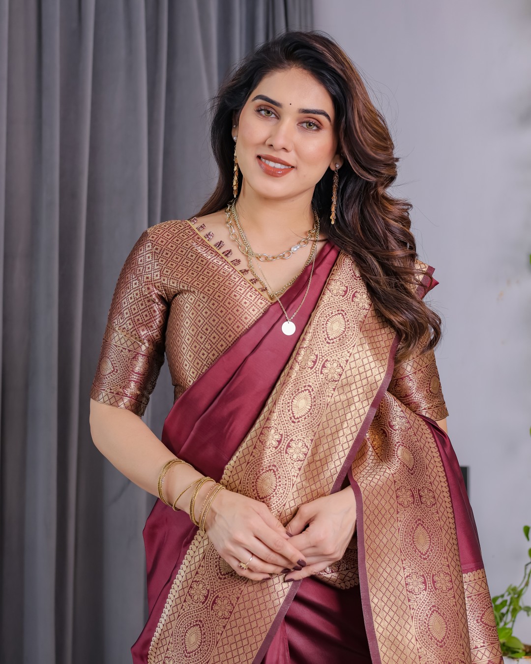 Pure Kanjivaram Silk Saree with Floral Golden Zari Border & Blouse – 5.5m Saree + 0.8m Blouse Piece(Pack of 1)