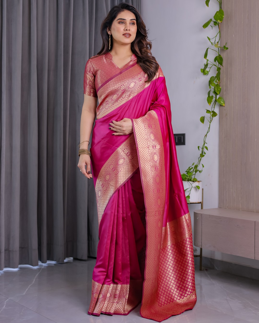Pure Kanjivaram Silk Saree with Floral Golden Zari Border & Blouse – 5.5m Saree + 0.8m Blouse Piece(Pack of 1)