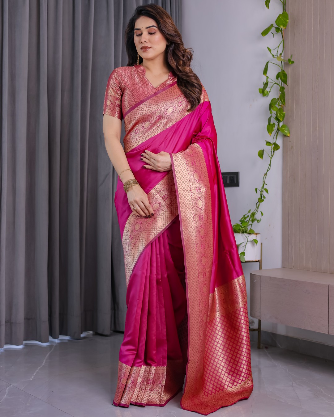 Pure Kanjivaram Silk Saree with Floral Golden Zari Border & Blouse – 5.5m Saree + 0.8m Blouse Piece(Pack of 1)