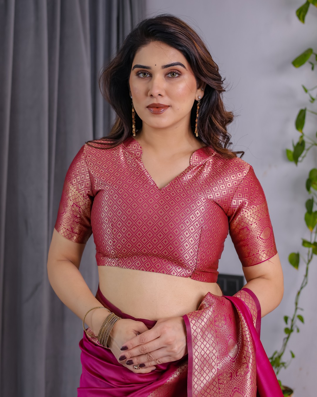 Pure Kanjivaram Silk Saree with Floral Golden Zari Border & Blouse – 5.5m Saree + 0.8m Blouse Piece(Pack of 1)