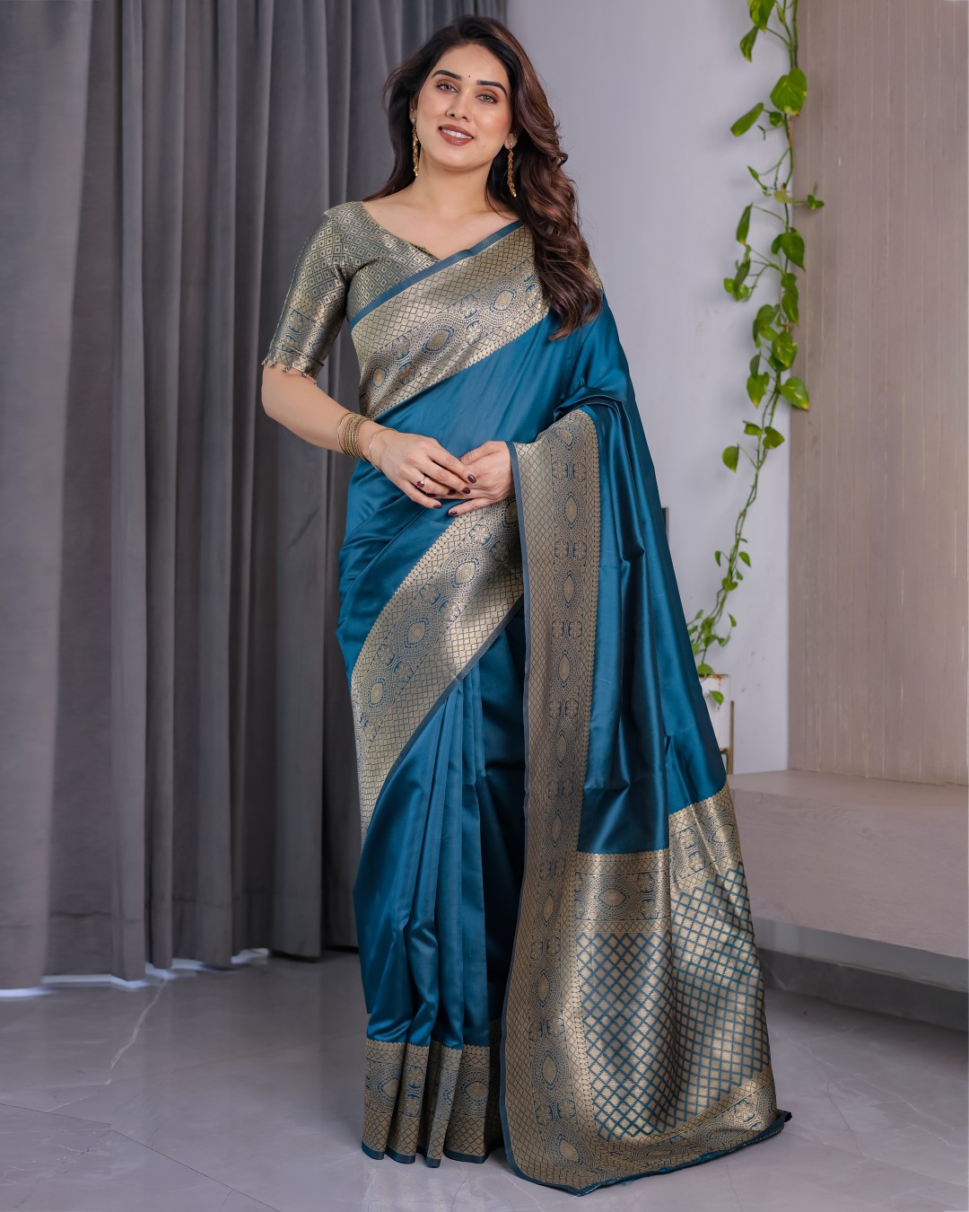 Pure Kanjivaram Silk Saree with Floral Golden Zari Border & Blouse – 5.5m Saree + 0.8m Blouse Piece(Pack of 1)