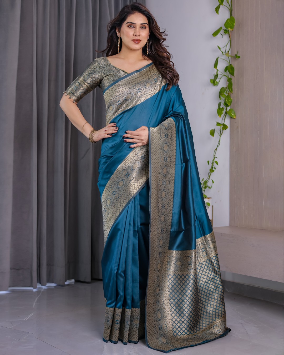 Pure Kanjivaram Silk Saree with Floral Golden Zari Border & Blouse – 5.5m Saree + 0.8m Blouse Piece(Pack of 1)