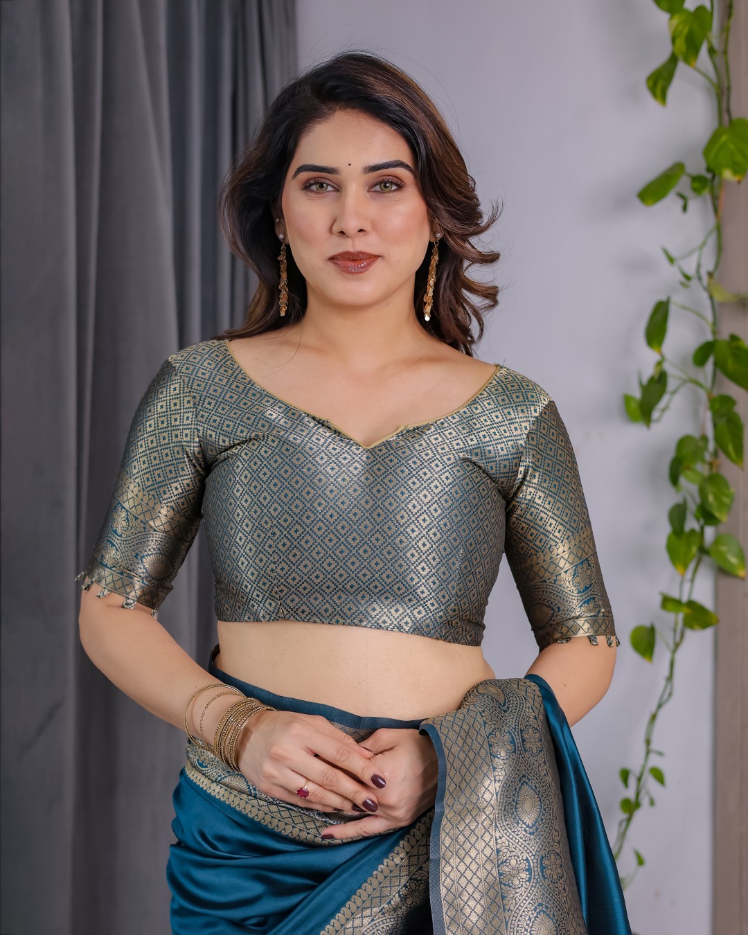 Pure Kanjivaram Silk Saree with Floral Golden Zari Border & Blouse – 5.5m Saree + 0.8m Blouse Piece(Pack of 1)