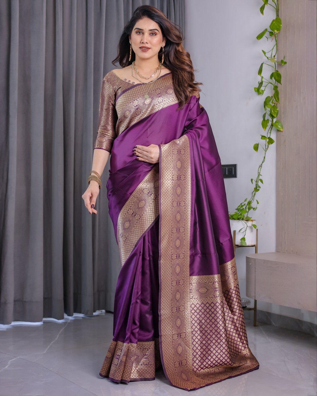 Pure Kanjivaram Silk Saree with Floral Golden Zari Border & Blouse – 5.5m Saree + 0.8m Blouse Piece(Pack of 1)