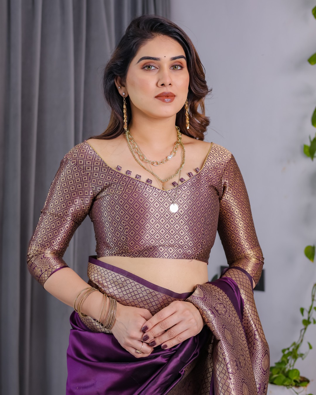 Pure Kanjivaram Silk Saree with Floral Golden Zari Border & Blouse – 5.5m Saree + 0.8m Blouse Piece(Pack of 1)