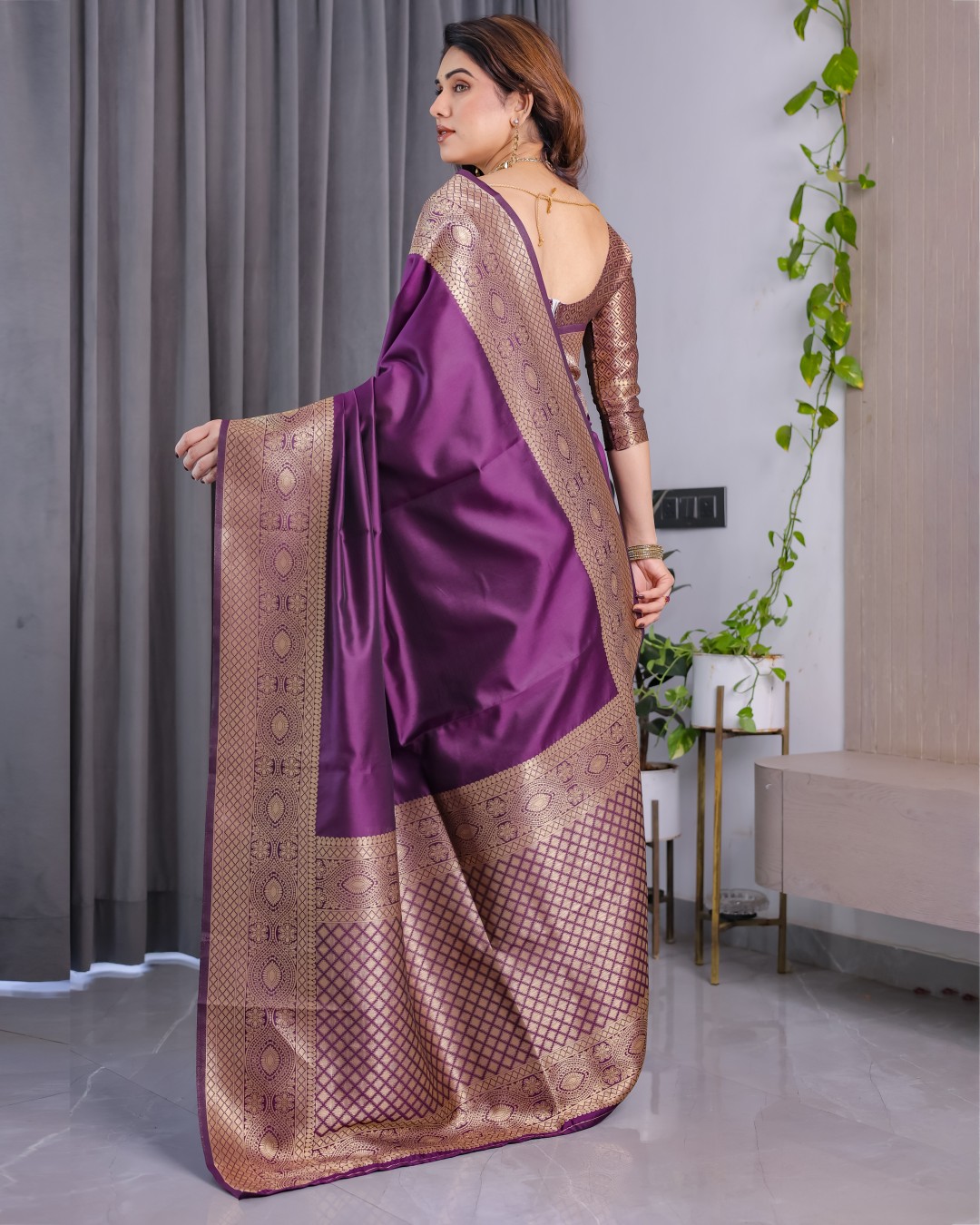 Pure Kanjivaram Silk Saree with Floral Golden Zari Border & Blouse – 5.5m Saree + 0.8m Blouse Piece(Pack of 1)