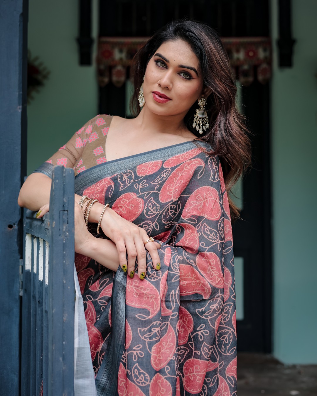 Pure Cotton Linen Saree with Leafy Paisley Print, Blouse, and Tassel Detailing(Pack of 1)