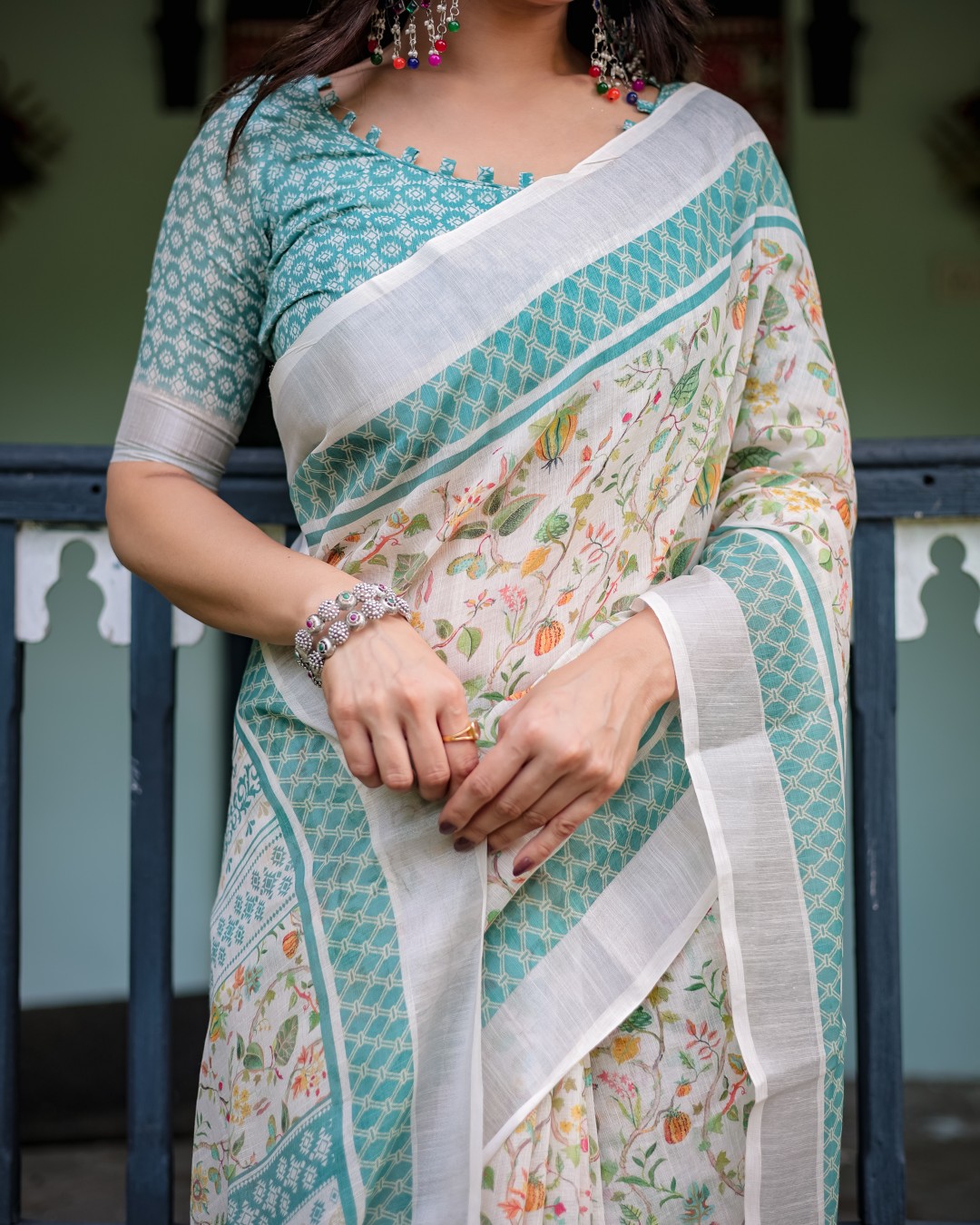 Elegant Floral Printed Pure Cotton Linen Saree in Ivory with Teal Border and Blouse, Tassels on Edges (Pack of 1)