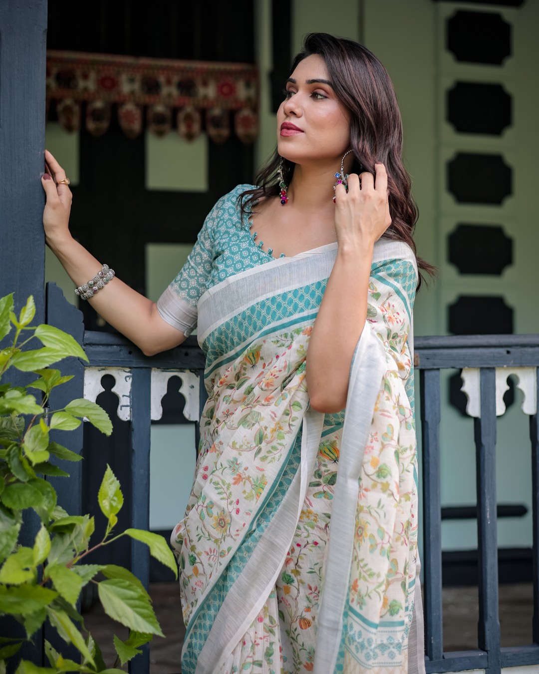 Elegant Floral Printed Pure Cotton Linen Saree in Ivory with Teal Border and Blouse, Tassels on Edges (Pack of 1)