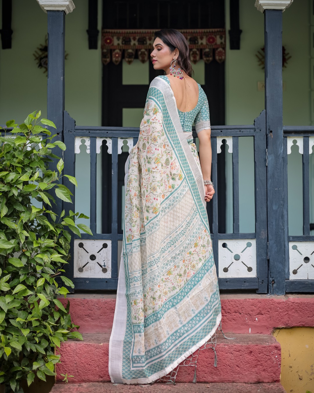 Elegant Floral Printed Pure Cotton Linen Saree in Ivory with Teal Border and Blouse, Tassels on Edges (Pack of 1)