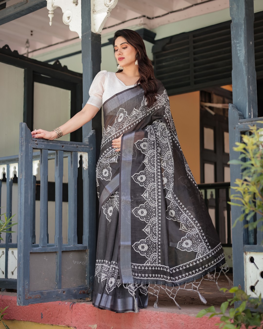 Pure Cotton Linen Saree with Intricate Geometric Pattern and Tassels on Edges(Pack of 1)