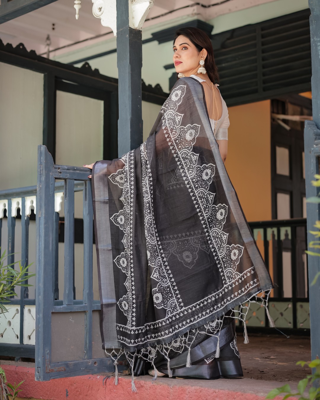 Pure Cotton Linen Saree with Intricate Geometric Pattern and Tassels on Edges(Pack of 1)