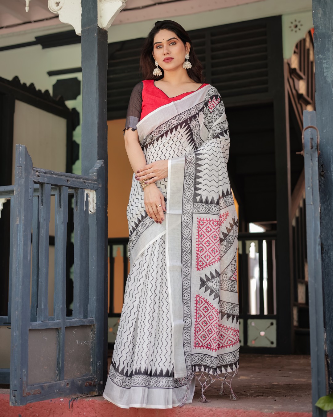 Pure Cotton Linen Saree with Intricate Geometric Pattern and Tassels on Edges(Pack of 1)