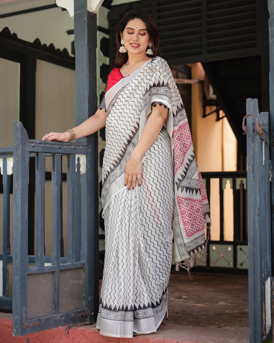 Pure Cotton Linen Saree with Intricate Geometric Pattern and Tassels on Edges(Pack of 1)