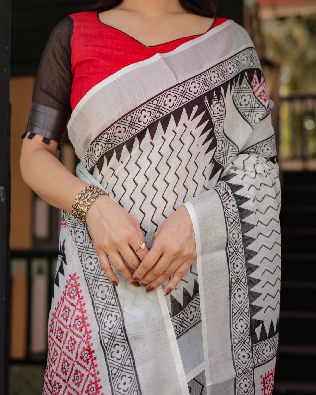 Pure Cotton Linen Saree with Intricate Geometric Pattern and Tassels on Edges(Pack of 1)