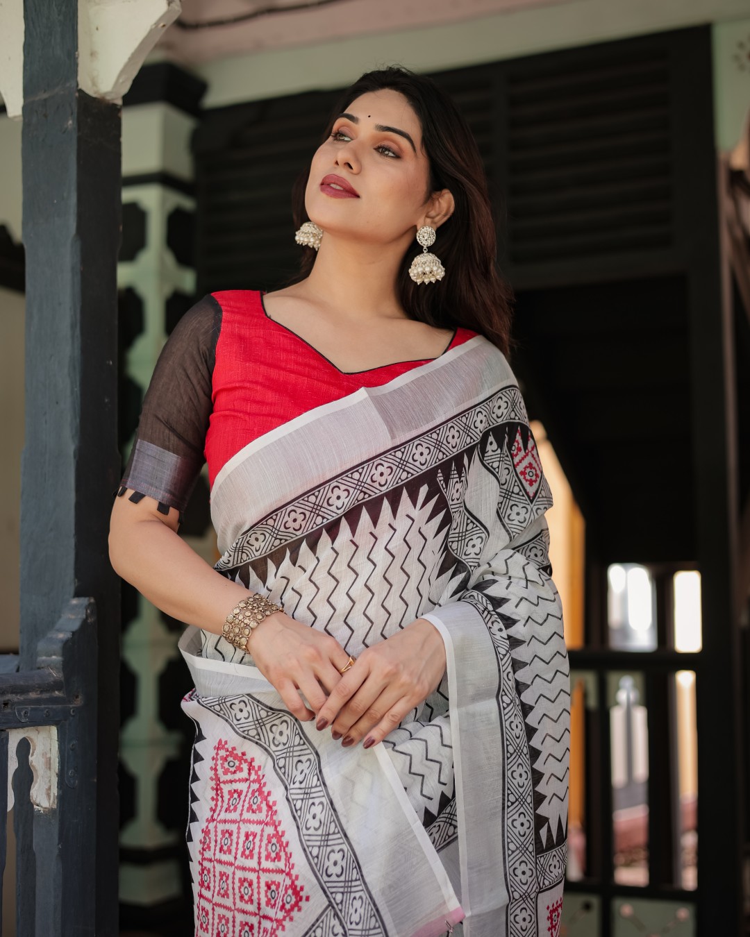 Pure Cotton Linen Saree with Intricate Geometric Pattern and Tassels on Edges(Pack of 1)