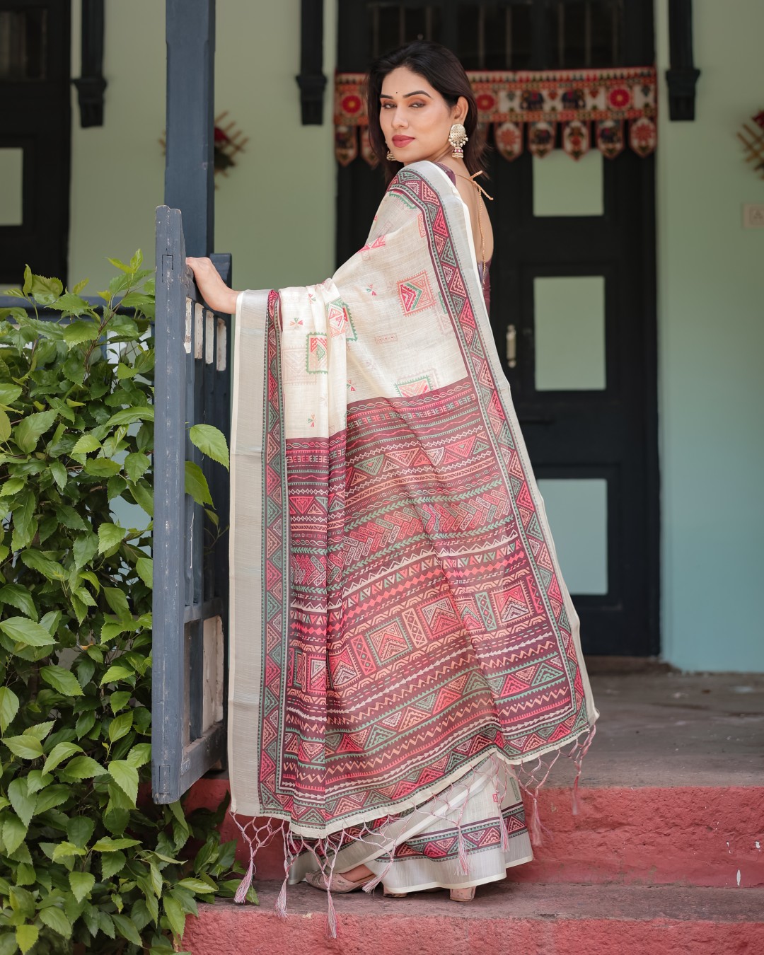 Pure Cotton Linen Saree with Intricate Geometric Pattern and Tassels on Edges(Pack of 1)