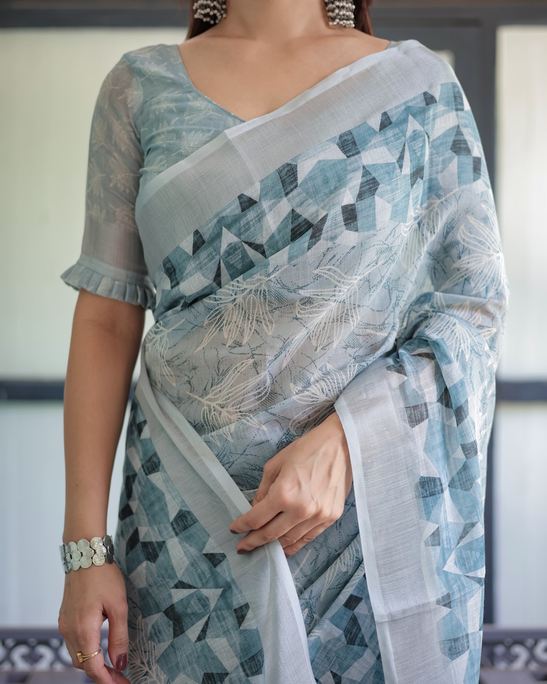 Pure Cotton Linen Saree with Intricate Grey and White Pattern, Complete with Blouse and Tassels(Pack of 1)