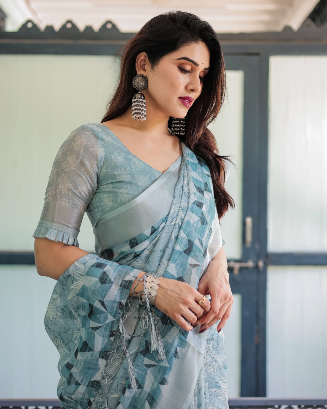 Pure Cotton Linen Saree with Intricate Grey and White Pattern, Complete with Blouse and Tassels(Pack of 1)