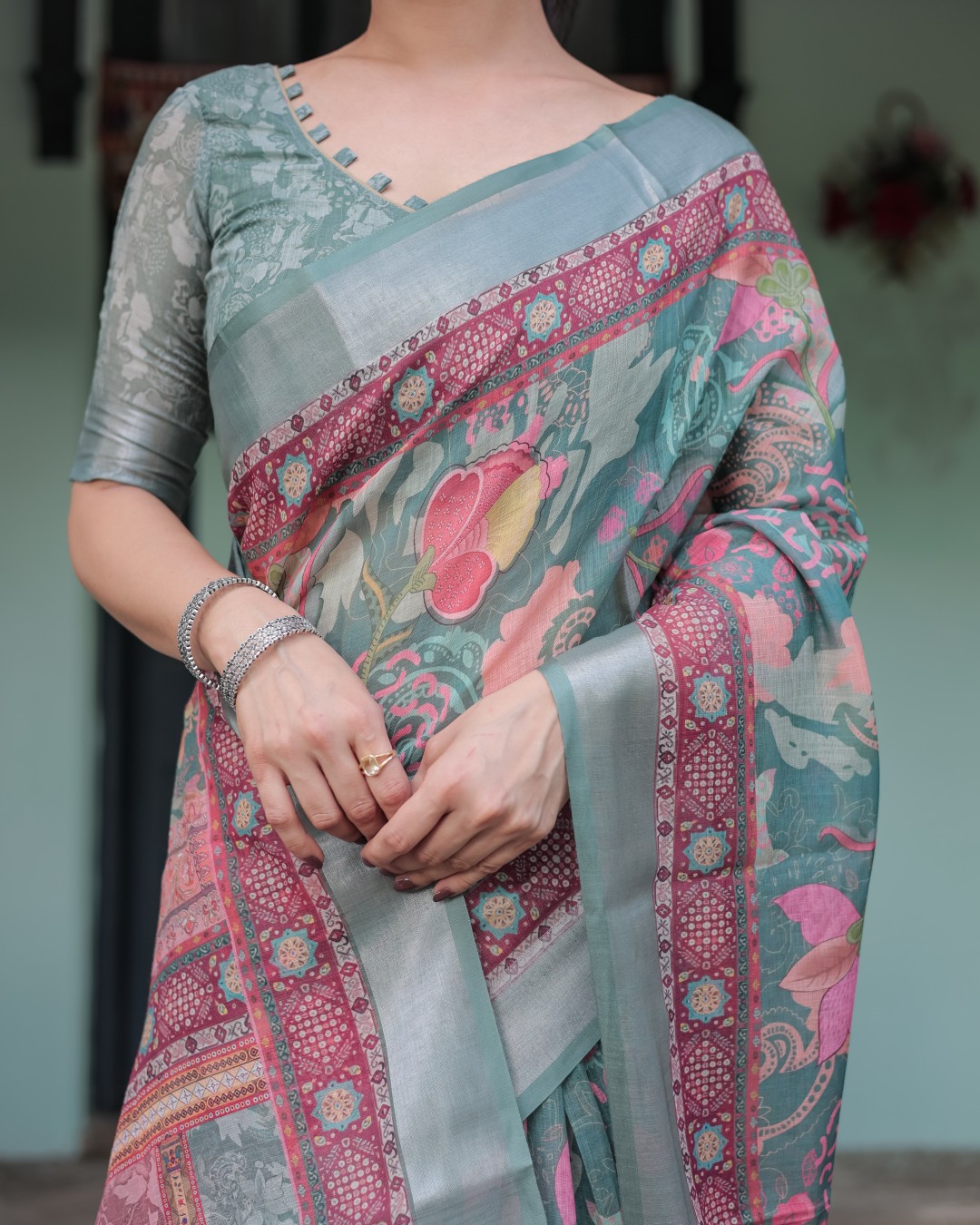 Geometric & Floral Print Pure Cotton Linen Saree with Blouse and Tassels(Pack of 1)