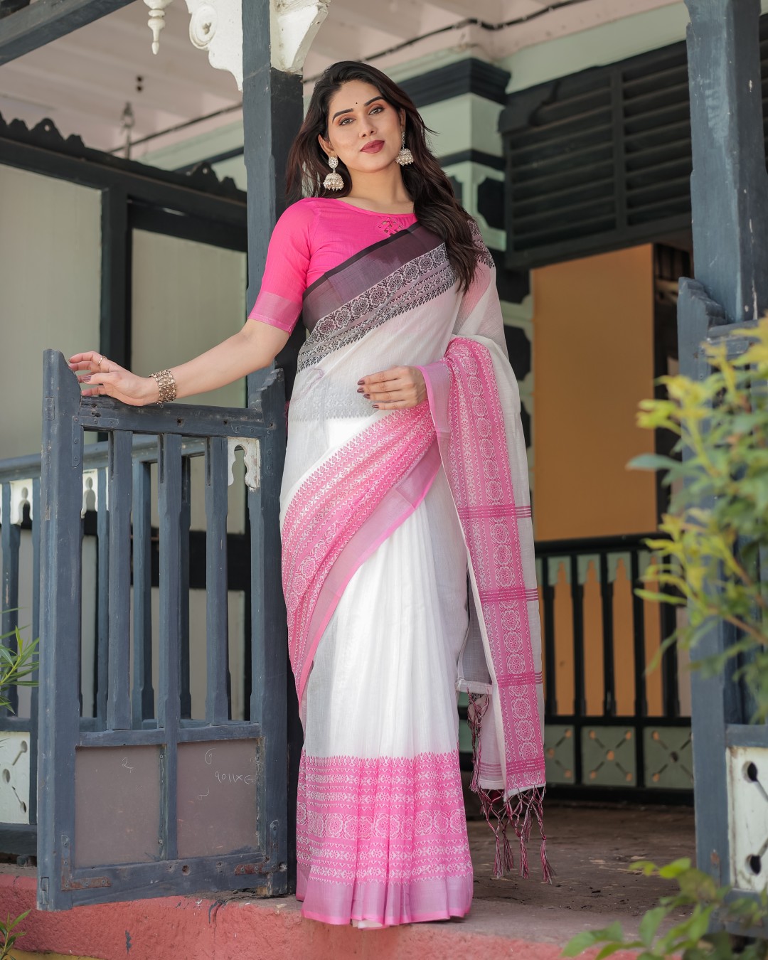 Pure Cotton Linen Saree with Floral and Foliage Prints, Contrast Border, and Tassels(Pack of 1)