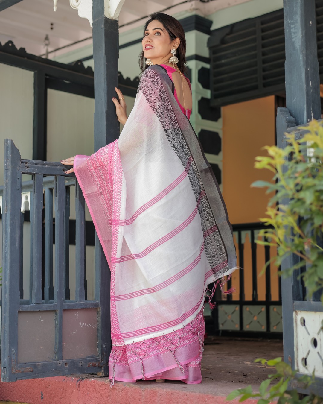 Pure Cotton Linen Saree with Floral and Foliage Prints, Contrast Border, and Tassels(Pack of 1)