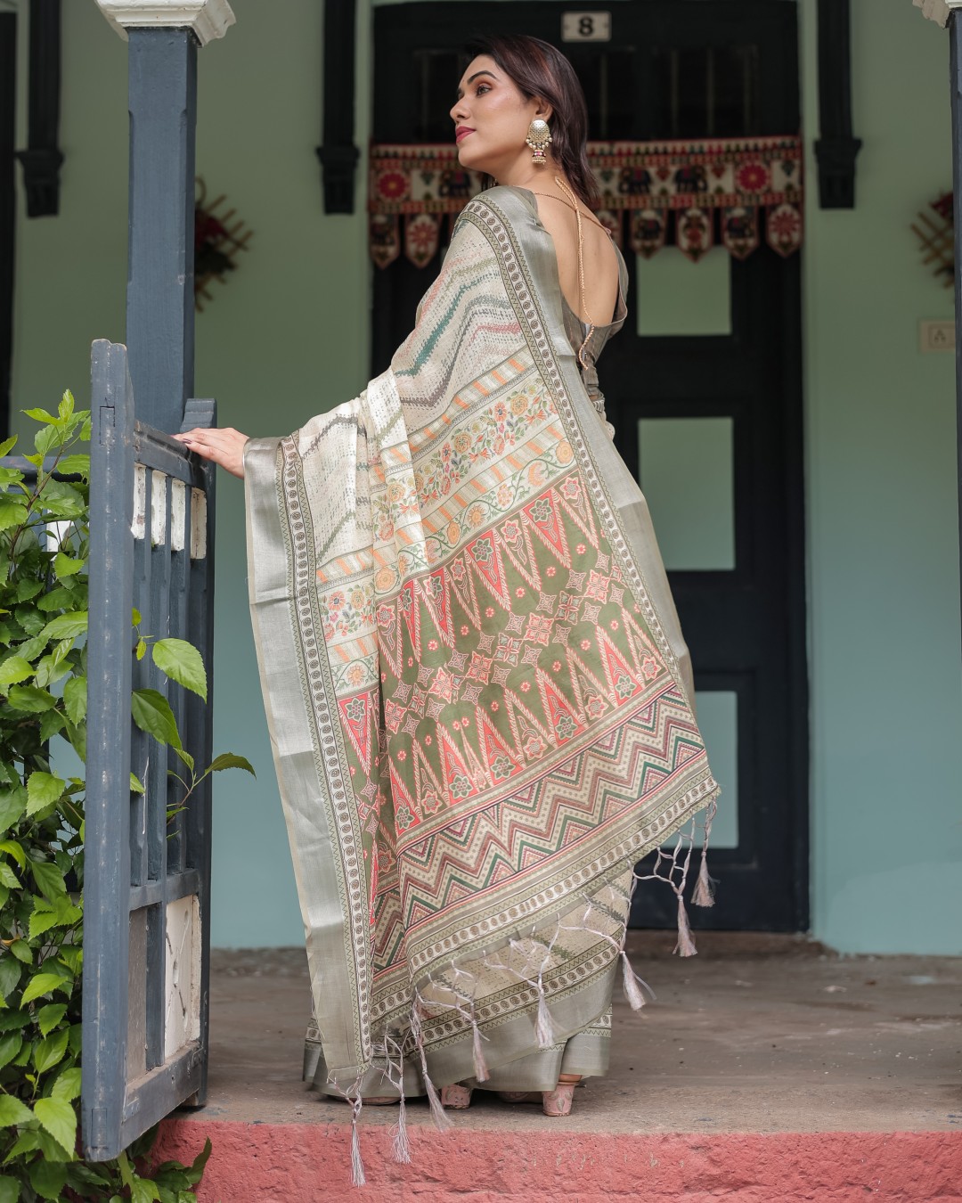 Pure Cotton Linen Saree with Floral and Foliage Prints, Contrast Border, and Tassels(Pack of 1)