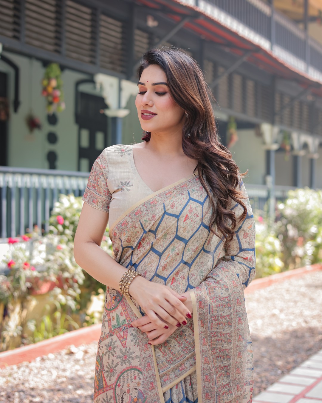 Handloom Cotton-Linen Saree with Golden Zari Weave and Tassel Finish(Pack of 1)